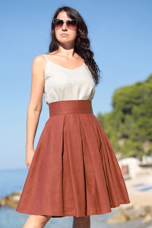 Skládaná sukně ze 100% lnu je pro Vás s láskou navržená a ušitá v českém Podkrkonoší jednobarevná vysoký,